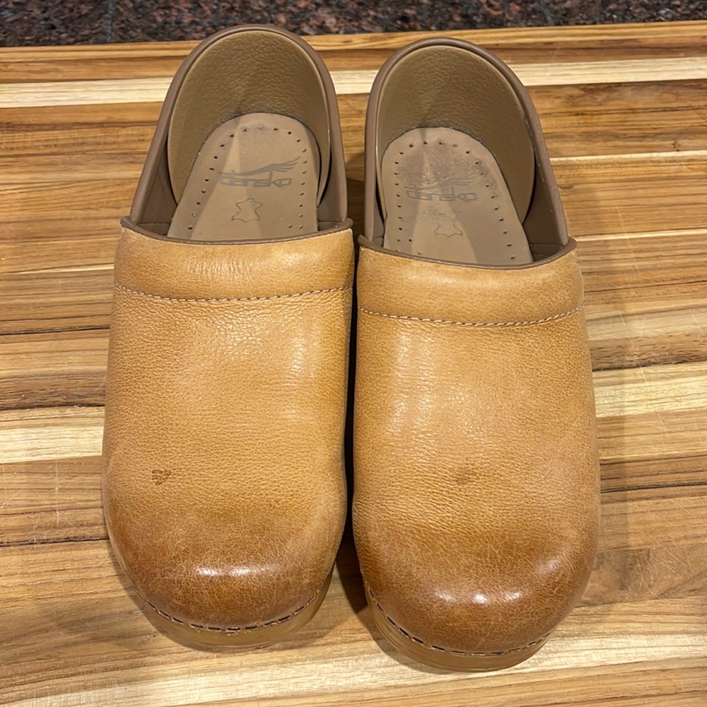 dansko professional honey distressed clogs